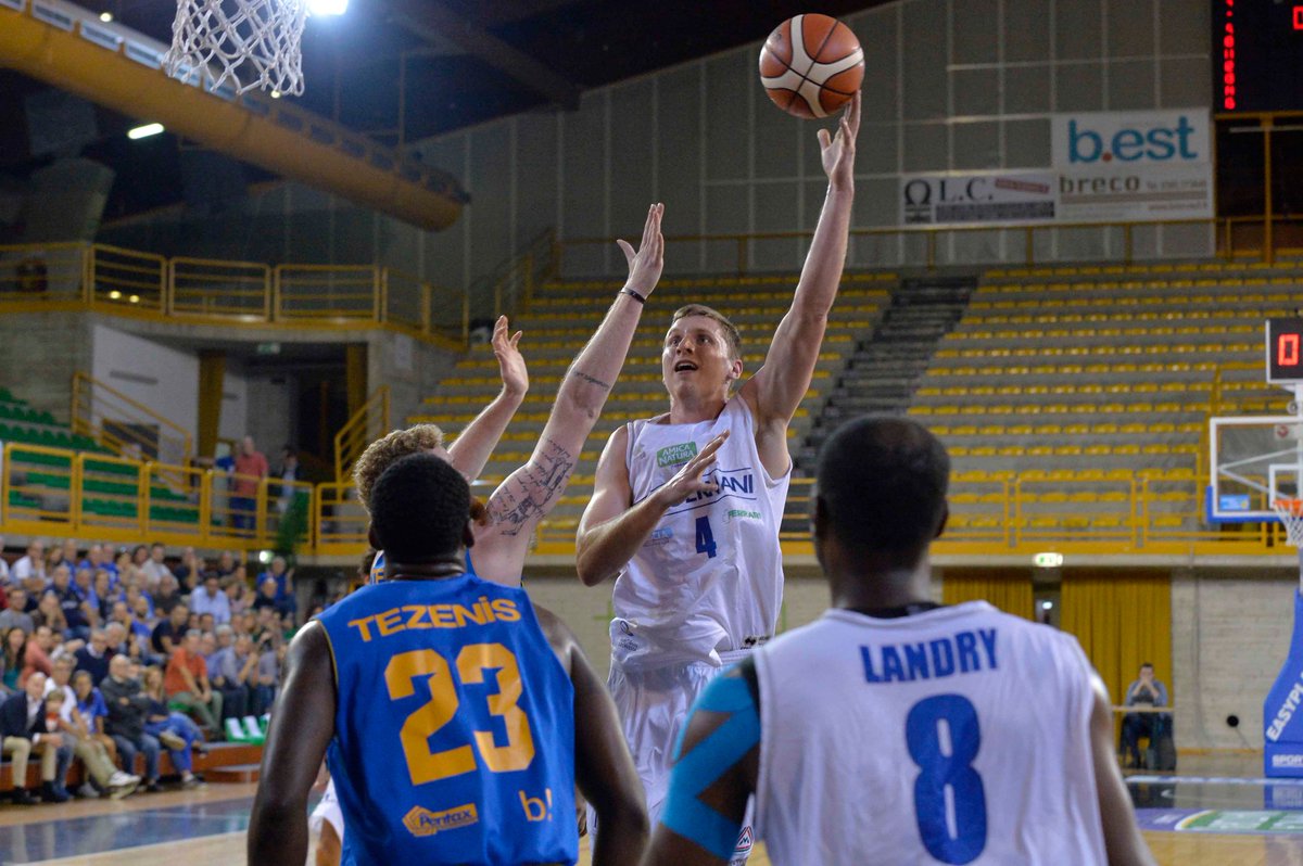 GermaniBrescia's tweet photo. Montichiari, Trofeo Mingotti: #Germani Basket #Brescia vs @scaligerabasket, la gallery fotografica del match - https://t.co/59X69E7ml2 https://t.co/tySpFZEyKa