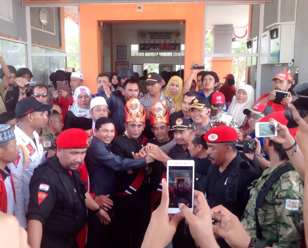 aceh_jaya's tweet photo. Selamat dan Sukses Calon Bupati dari Partai Aceh Safriyantoni dan Drs. H. T. Irfan TB | Foto dpn Kantor KIP #Calang https://t.co/tpvNZAJEEQ