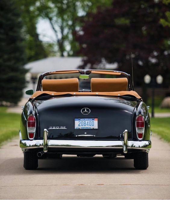 MercedesBenzOM's tweet photo. #TBT to our enchanting 1961 #MercedesBenz #SE220 #MercedesBenzOman https://t.co/vl8zEGqBRq
