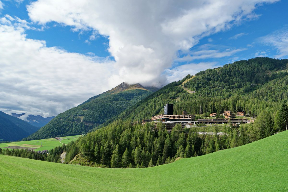 leadingspa's tweet image. Herbstliche Ansicht vom GRADONNA MOUNTAIN RESORT CHALETS &amp;amp; HOTEL ****S ow.ly/prLd304s4Jd #leadingsparesort #wellness #gradonna