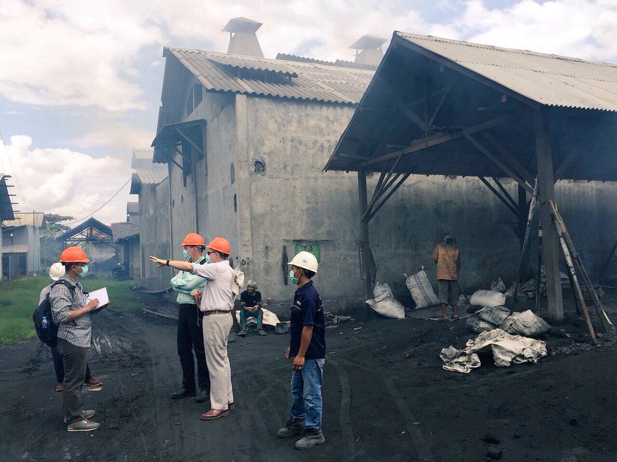 ESP3_Indonesia's tweet photo. making gr8 progress w toxic waste cleanup in Tegal but sad to see open garbage burning in front of school https://t.co/FClM636UDe