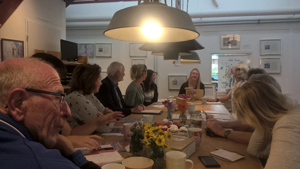 Met Wim en Leen naar #KomErbij. Verbindingen maken tussen mensen om eenzaamheid te beperken met oa <a href="/handjehelpen/">Een handje helpen</a>