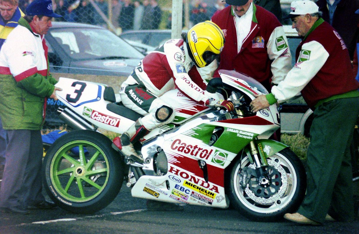 CastrolRussia's tweet photo. #Castrol Joey Dunlop на своей Honda RC30, T.T https://t.co/ZrFHWBOQHd