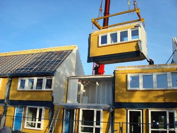 De eerstejaars studenten hebben vandaag een interessante gastles bijgewoond over IQwoning. Deze (prefab)woningen worden in 6 weken gebouwd.