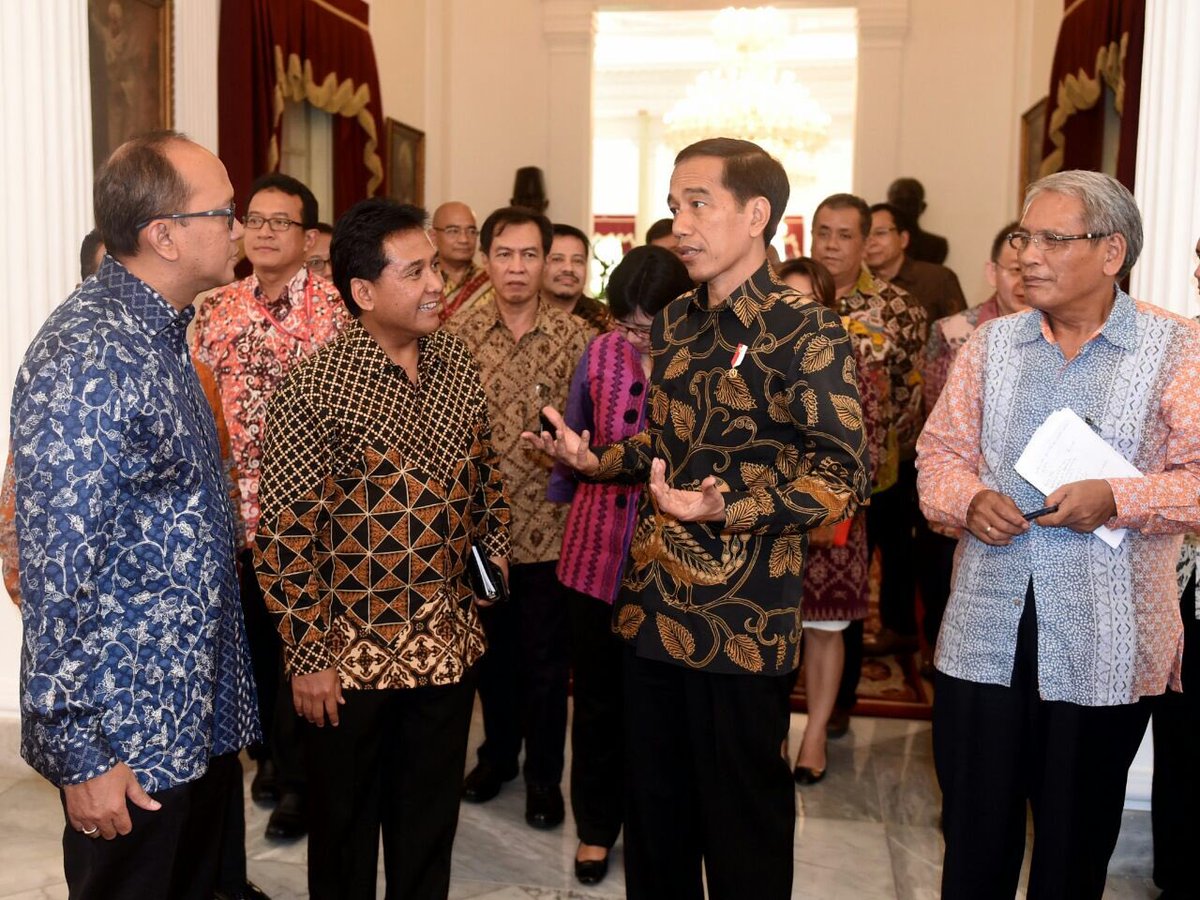 jokowi's tweet image. Secara berkala perlu mendengar masukan dari pakar ekonomi dan hukum tentang situasi terkini -Jkw