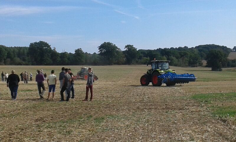 Chambreagri03's tweet photo. #ADDMA après le forum consacré aux tracteurs de demain, ces derniers rentrent en action.Obj, faire découvrir aux agriculteurs les nouveautés https://t.co/n3EKVY6Uvb