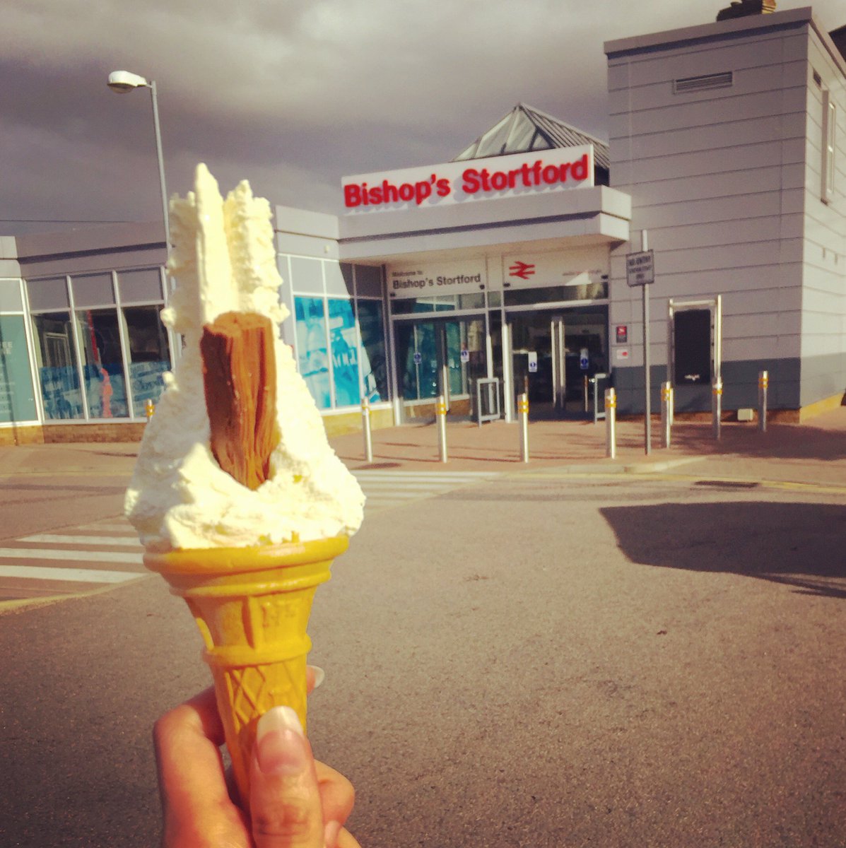 stephdigitaluk's tweet photo. Thanks @ESSEX_ICECREAM and @greateranglia for the free #icecream! 🍦😋 #bishopsstortford #thursdaytreat https://t.co/qRdgn5sAiH