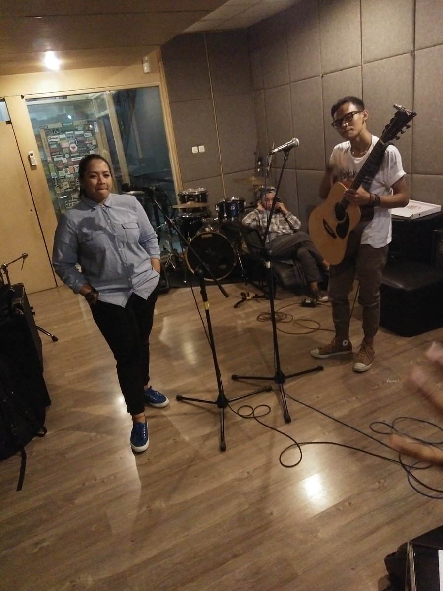 <a href="/bubugiri/">bubugiri</a> dengan lagu pertama nya "Music Everyday" di #PANGGUNGSUBSTEREO <a href="/Sub_Stereo/">SubStereo OZ 90.8 FM</a>