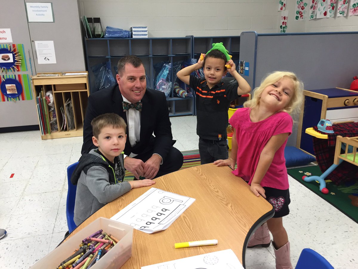Mr. Garrett visited Nebo Pre-K today! Kids loved the 🍎 socks <a href="/nebo_bear_den/">Nebo Elem. School</a> @MCSPreK <a href="/mrmarkgarrett/">Mark Garrett</a> <a href="/McDowell590/">McDowell Co Schools</a>
