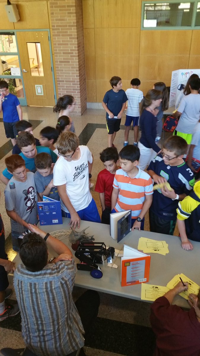smsmcdermott's tweet photo. 6th graders signing up for after school clubs. #scarsdalemspride https://t.co/ADwekyHu4B