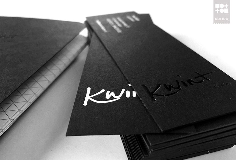 Bijzondere #visitekaartjes op #colorplan ebony met zwart/witte #hotfoil voor kwint architecten <a href="/kwintnieuws/">kwint | architecten</a>