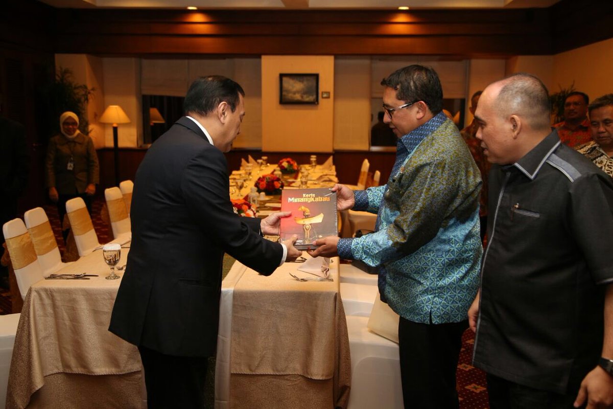 fadlizon's tweet photo. Saya memberikan buku yg saya tulis, Keris Minangkabau utk perpustakaan Bank Indonesia. https://t.co/KCTcFjxkEL