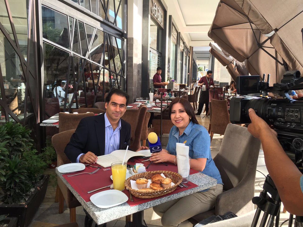 MichelChain's tweet photo. Un gusto platicar con @anacelialara sobre el importante avance de @Puebla en #DBM2016 #DoingBusiness con el liderazgo de @RafaMorenoValle! https://t.co/9w7sBXuQVA