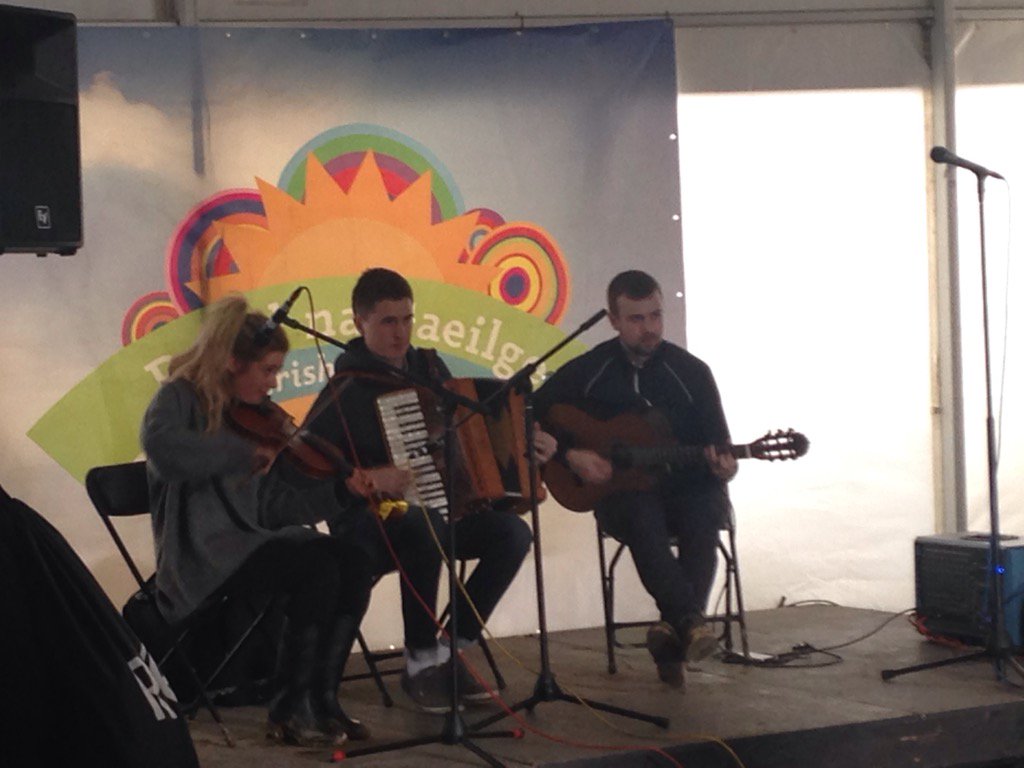 PobalnaG's tweet photo. Fós ag ceol sa phuball!! @NPAIE @colaisteuisce @udarsiopa @GaelLinn @ForasnaGaeilge https://t.co/I69VAGR0az