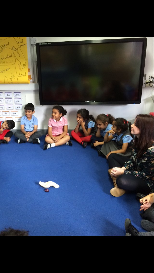 MissCullender's tweet photo. We talked about feeling #grateful for things we love. The children had some beautiful ideas and everyone really listened @PleasantStPrim https://t.co/58rQCYAl6n