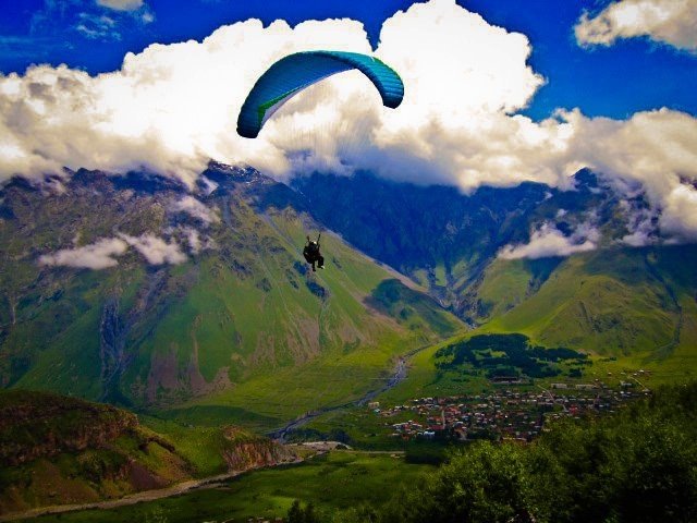 Step_in_Georgia's tweet photo. 👉 #Paragliding #Kazbegi #Georgia #jumpintoGeorgia #TravelwithIRC #IRCTour 😍 ✌
☎ +995 32 2 306 234 
📩 tour@irc.com.ge https://t.co/F7CuittQ0s
