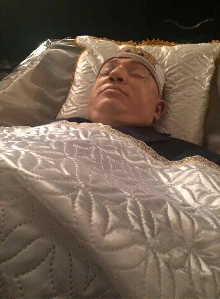 Мертвые люди в гробу