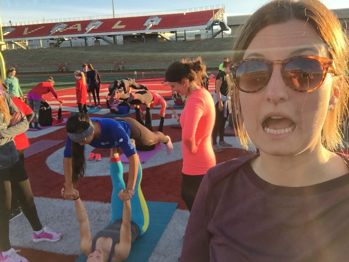 AndreannePlante's tweet photo. Et on termine ce #Wur2016 par une courte séance de yoga. Je doute un peu de ma flexibilité pour cette partie de l'entraînement... #Pheure https://t.co/JPE8RIlF2h