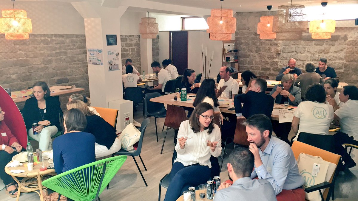 Willa_off's tweet photo. Le #BarCamp ac @BNPParibas touche à sa fin ac la visite du #hub @ParisPionnieres #BCD6 #EnjoyDigitAll merci à tous! https://t.co/d2VxhR5fre