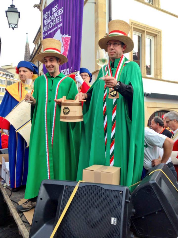 Jura3Lacs's tweet photo. J-1 avant la #fdv2016😀🍻! Au programme: vin🍷, musique🎵, manèges🎠, cortège🚜, feu d'artifice🎆... #Neuchâtel #Jura3Lacs https://t.co/cXpwnrMdgR https://t.co/dydM8dcTK1