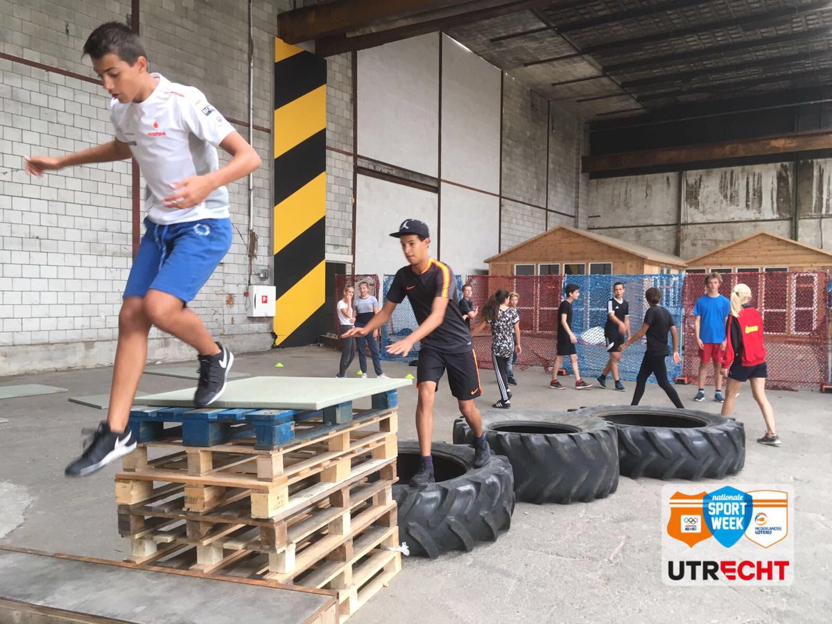 Middelbare scholieren actief tijdens toffe clinics van <a href="/SSTUtrecht/">Stedelijk Sportteam</a> in the Sport Box! #NSW16 #Zuilen