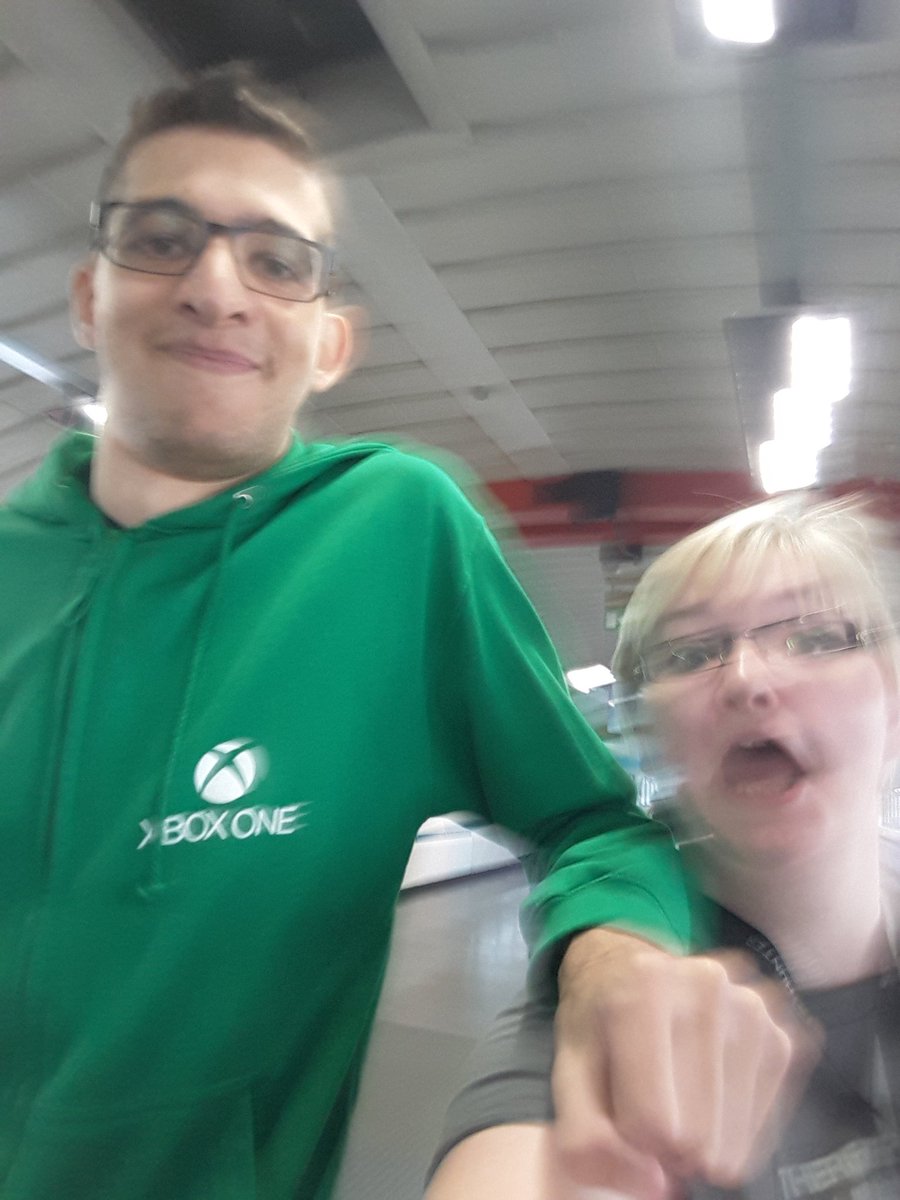SparkyNomad's tweet photo. #heightdifferencr #egx2016 @Mr_Tazo https://t.co/QEpEMtjRzg