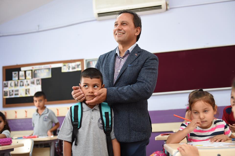 Göztepe Mahallemizde okul hayatına yeni başlayan çocuklarımıza isimlerine özel hazırladığımız çantalarını ve eğitim setini teslim ettik.