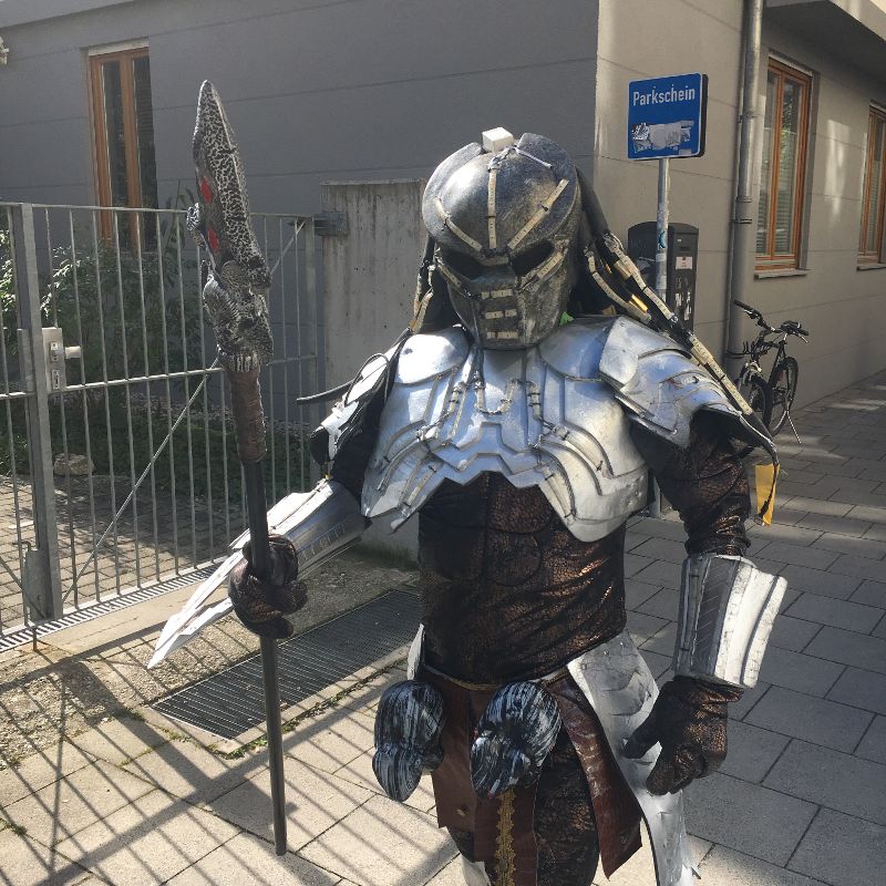 Auf dem Weg zur Wiesn: Sicherheit geht vor! 

#wiesn #oktoberfest #cosplay #predator