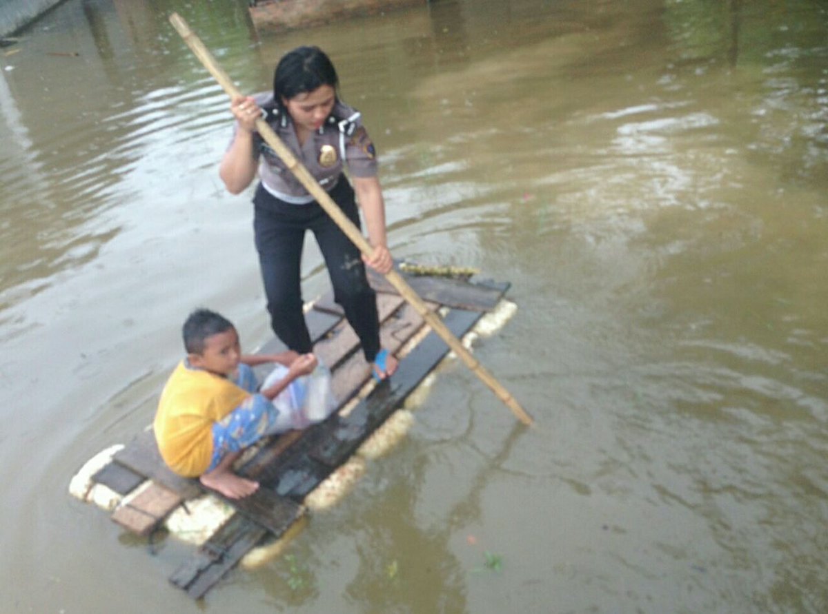 Perjuangan polisi bukan hnya dijalan saat cuaca tak mendukung pun selalu siap" pray Dr garut"
