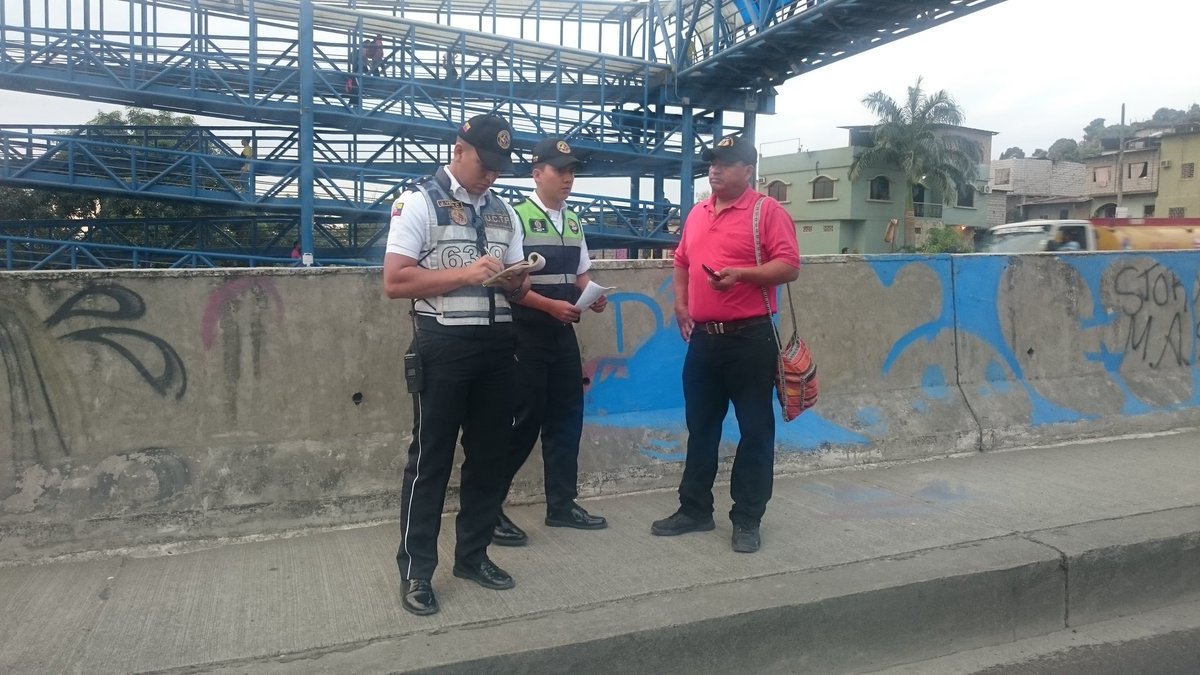CTEcuador's tweet photo. #Operativocontrol Art. 392 L.8 " Peatón que no utiliza el Paso Peatonal Elevado o sitios de Seguridad" @MashiRafael https://t.co/Yyx5gkW5M8
