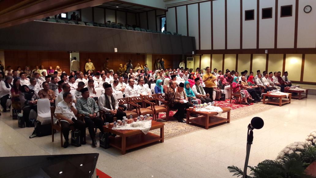 JupanROYTER's tweet photo. Menghadiri Pengarahan Tax Amnesty di Balai Agung. @basuki_btp https://t.co/Kbkur1kycJ