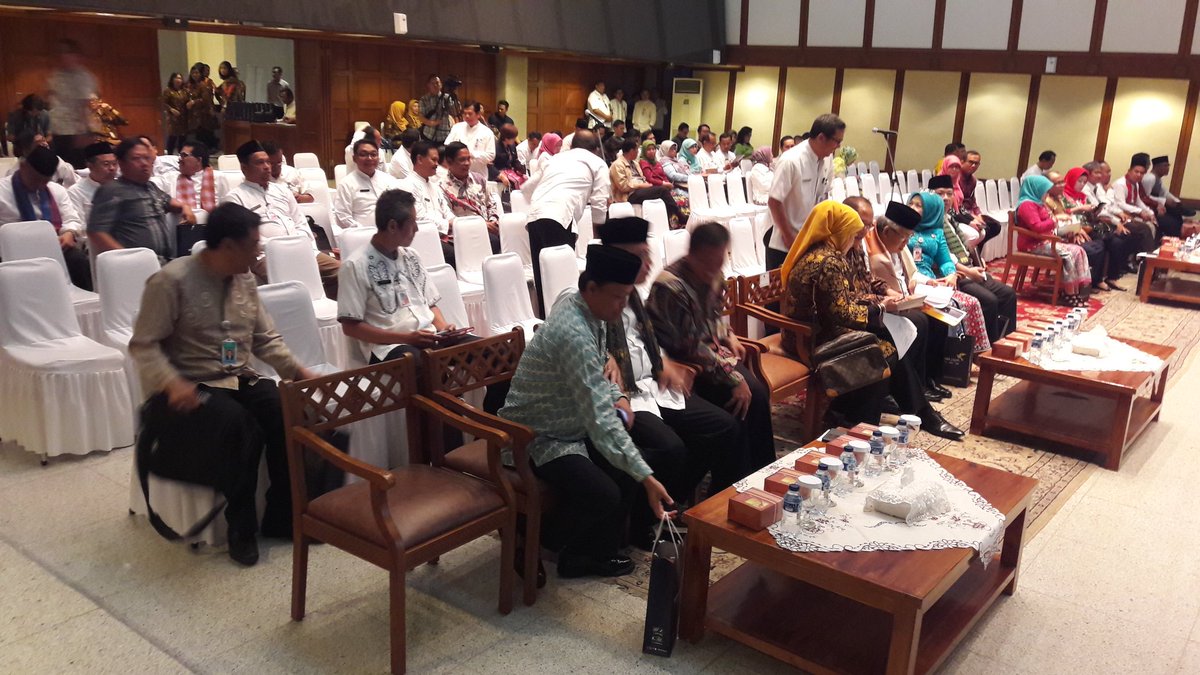 JupanROYTER's tweet photo. Menghadiri Pengarahan Tax Amnesty di Balai Agung. @basuki_btp https://t.co/Kbkur1kycJ