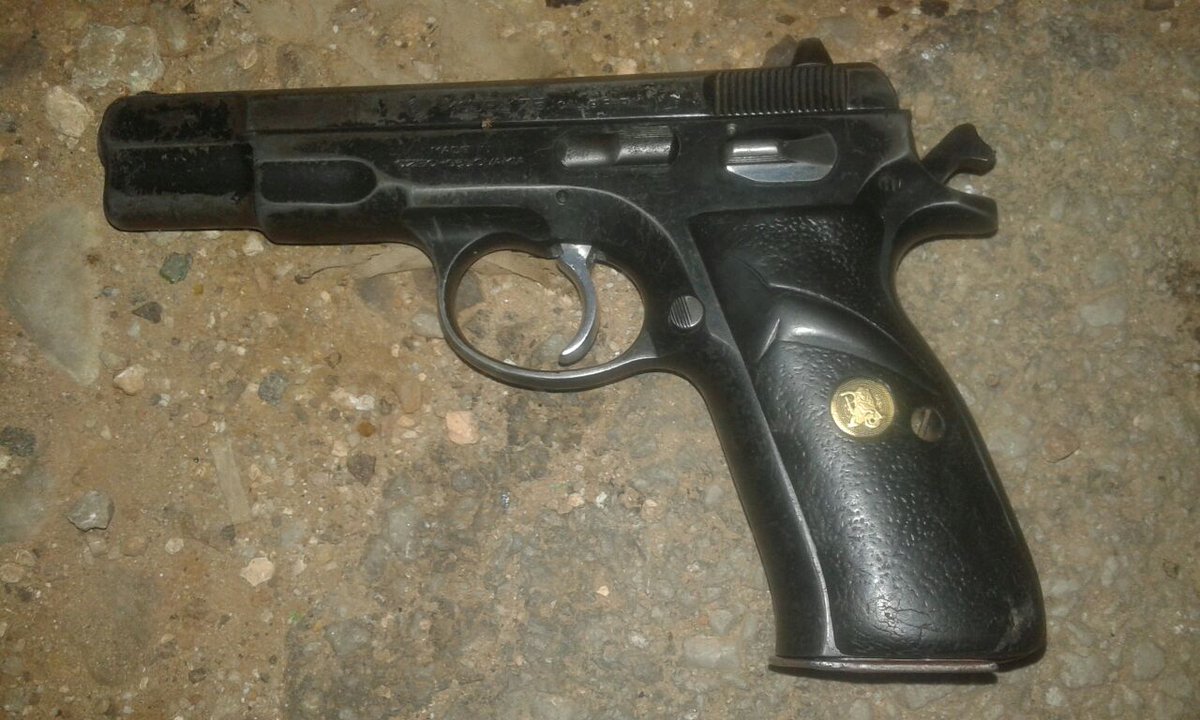 SAPoliceService's tweet photo. #sapsEC Quick thinking & swift action by TRT resulted in the arrest of 5 robbery suspects on 21/9 ME #OpLockdownPE
https://t.co/rPOxCDcvzO https://t.co/L1OhSOL6vC
