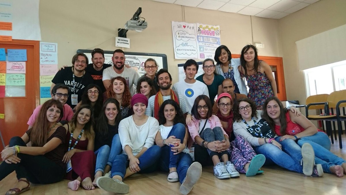 _CJE_'s tweet photo. Llegamos al ecuador de la #UYD conectando identidades y sonrisas con nuestrxs participantes. #ConnectingIdentities #IdentitiesOnTheMove https://t.co/sqGwO2B6nj