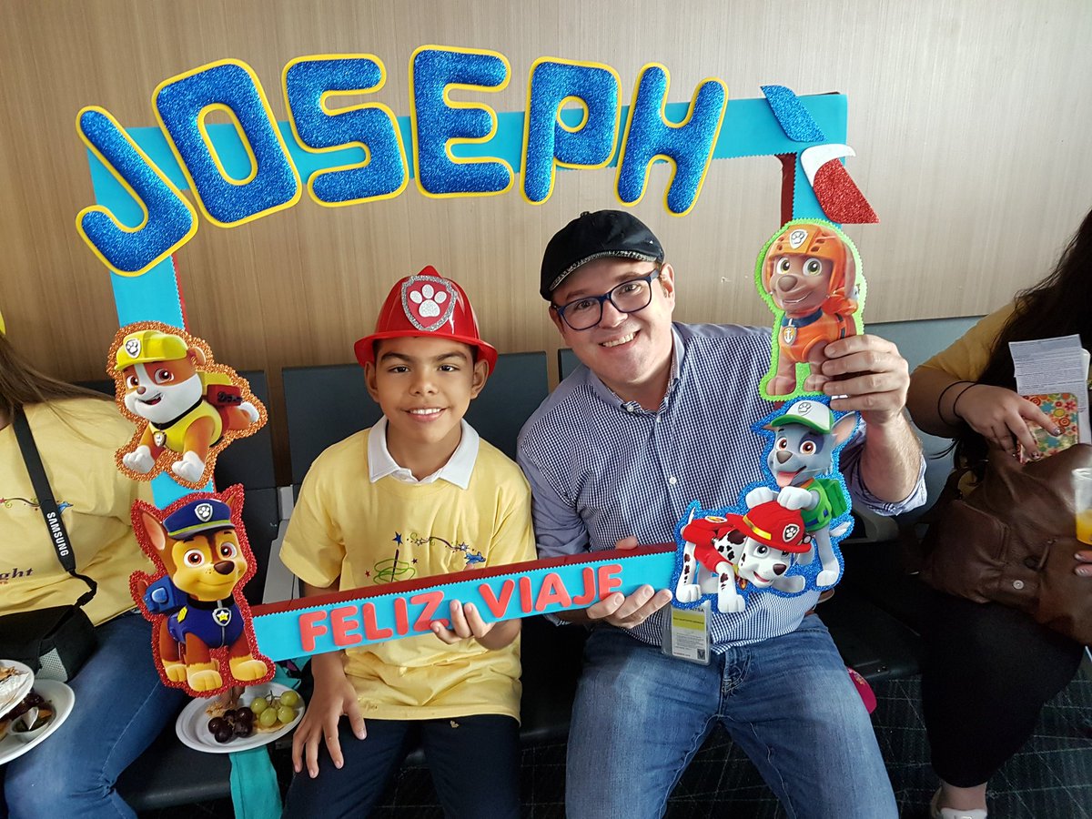 alexmedela's tweet photo. Despidiendo a #Joseph parte del programa #SomethingMagic de @AmericanAir que se va a Disney! #MakeAWish - Detalles en @TuManana13 https://t.co/uxH0atDBfU