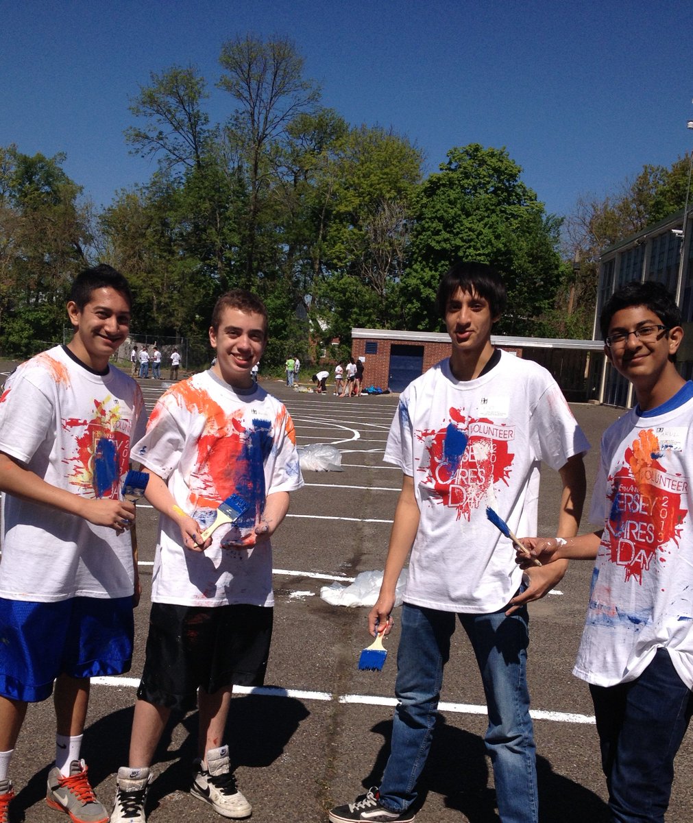 JerseyCares's tweet photo. #Throwbackthursday to #JCD2013. Our volunteers decided to paint themselves as much as their project! #paint #volunteer #NewJersey #tbt #NJ https://t.co/SAgZvI18Zq