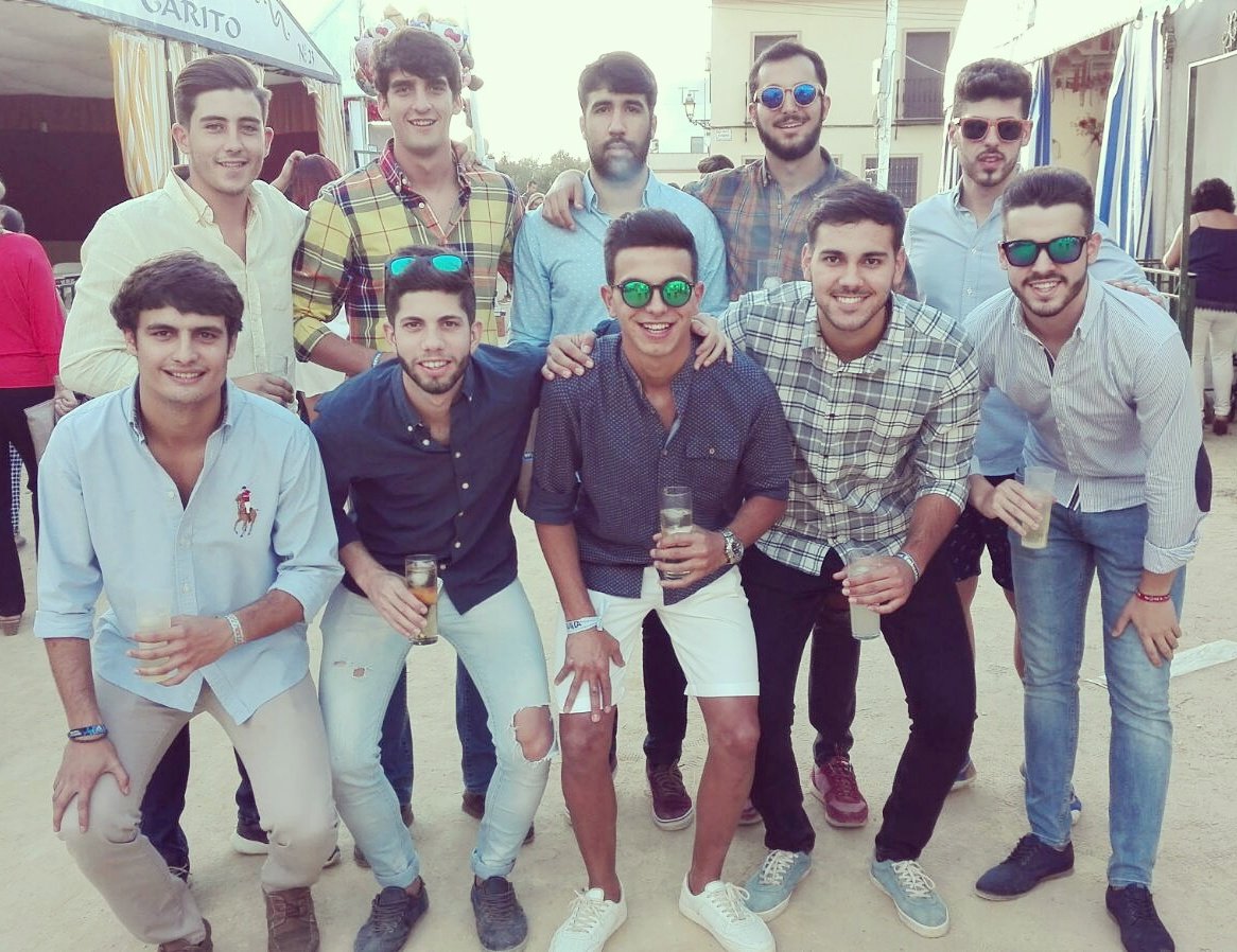 NottinghamPris4's tweet photo. Haciendo grupo en el Real de la Feria. Con bajas de varios integrantes pero acordandonos de ellos. Se viene una temporada ilusionante. https://t.co/SOrDlNsPrW