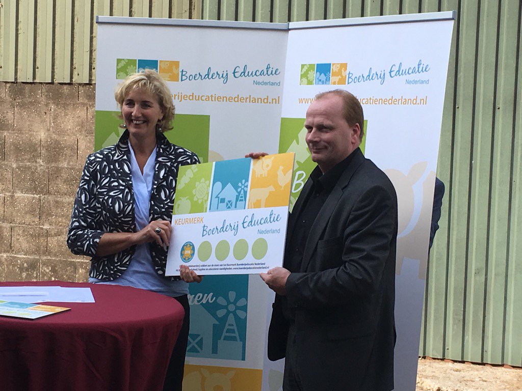 Annette van de Velde biedt Kees Romijn het keurmerk boerderijeducatie! @boerderijeducatienederland