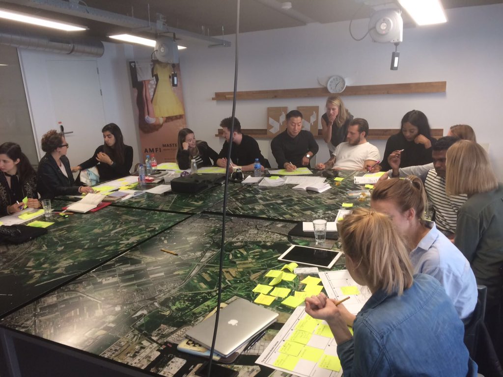 Workshop business models geven aan masterstudenten <a href="/AMFI/">Ams. Fash. Inst.</a> met <a href="/WJCGroot/">Wouter Groot</a>. Geweldige reacties gekregen van studenten!