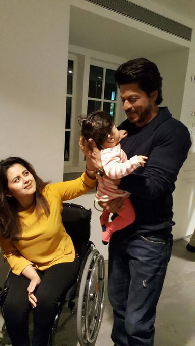SRKCHENNAIFC's tweet photo. Cutest Moment : @iamsrk with a fan @WedaAyubi &amp; little fan #Maya at Amsterdam. Adorable isn't it 😍 https://t.co/QWcSQOcR9p