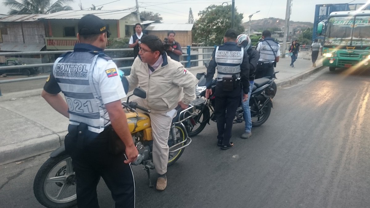 CTEcuador's tweet photo. #Operativocontrol Prohibido Art 389 L 7 "Por normas y condiciones técnicas vehicular falta de ( Retrovisores, Luces) https://t.co/tyyeWWZtoc