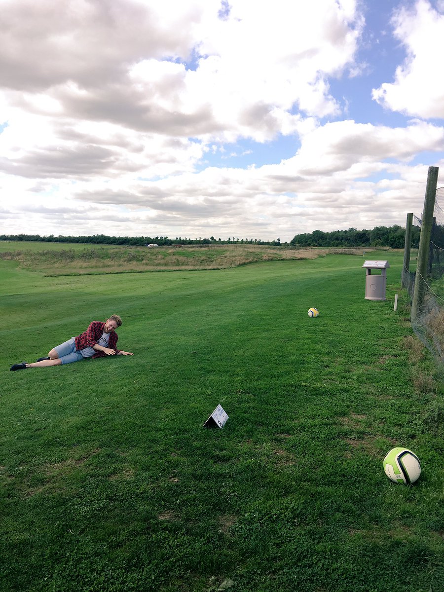 ONLYSHADOWS's tweet photo. tragedy for Moff on the 8th, as his scuffed tee shot trickles across the floor and hits the bin #OSFG https://t.co/zA6HnfgZF4