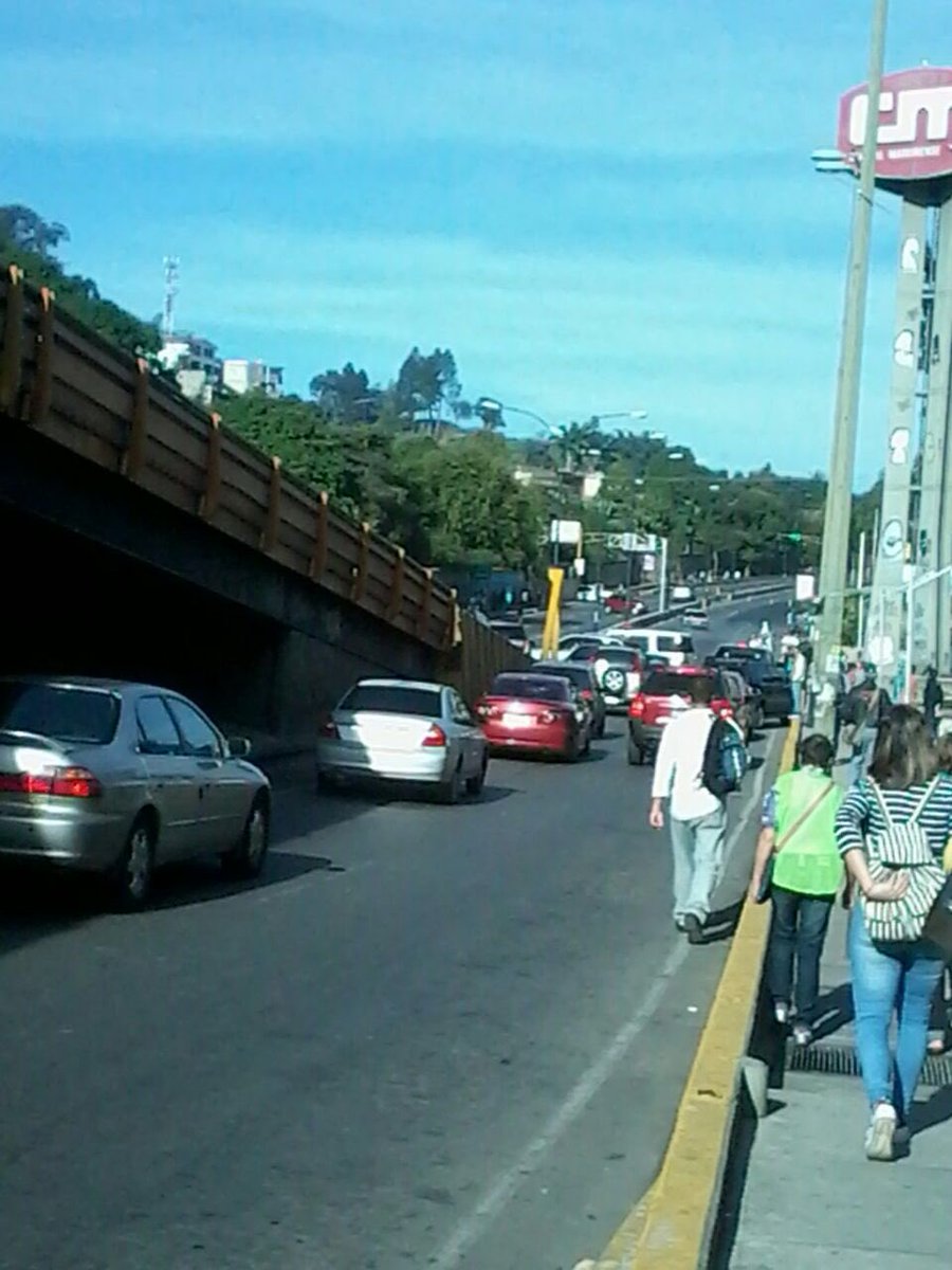 AlcaldiaSAA's tweet photo. #22Sep Derrame de gasolina en la bomba del Don Blas, tomar vías alternas, Av. Perimetral cerrada #SAA https://t.co/RQGZ3YD6OJ