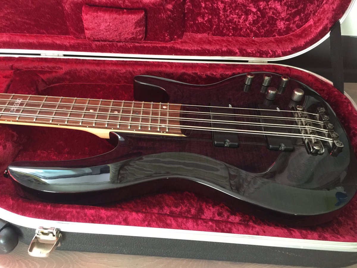 darkadrenaline9's tweet photo. @MMTortuga u like my new #octavebass ? New challenge for me to play this! #ESP #LTD #bass #guitar #music https://t.co/TwxY8AufC1