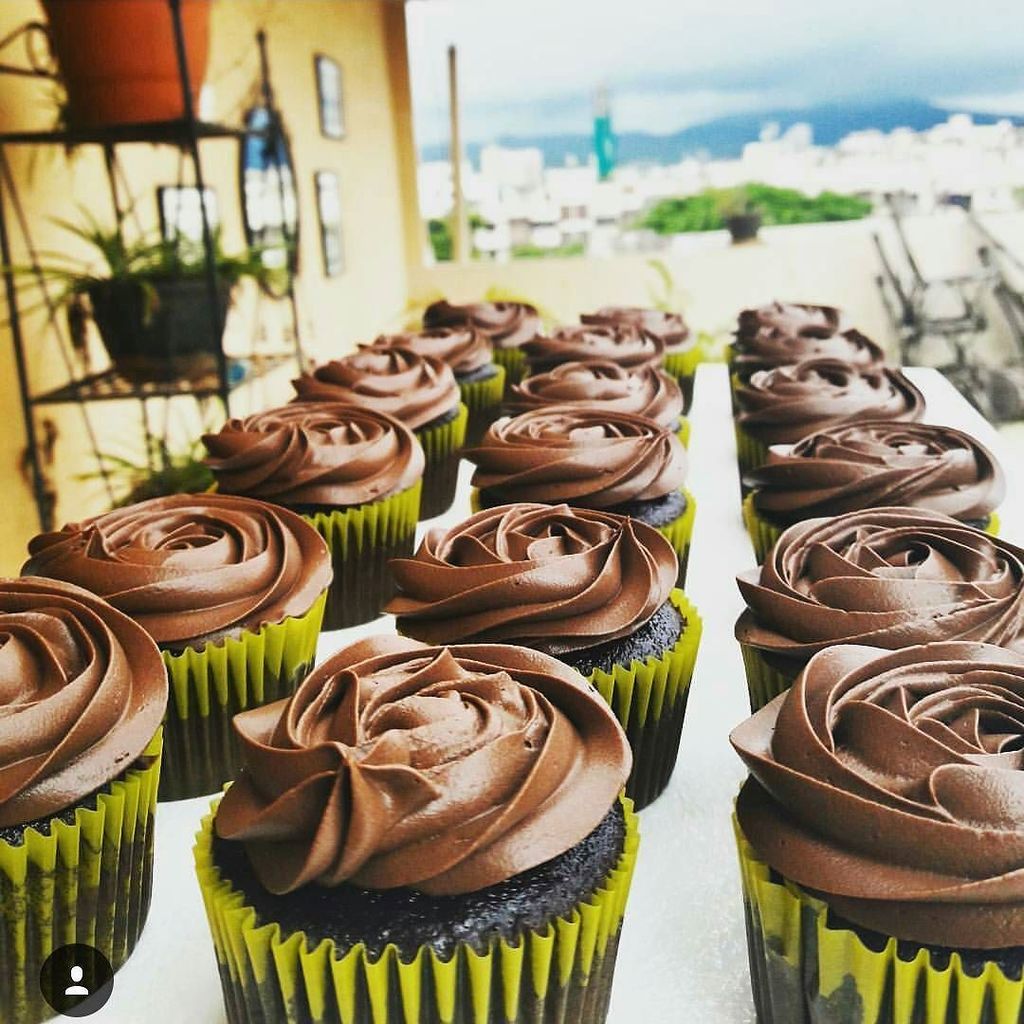 Obsessedwchoc's tweet photo. An army of Cupcakes!!! Photo: @cupcakeaffair_mumbai 🍰👍🍰 #chocolate #cupcakes #foodie #hungry #chocolates #eat #food https://t.co/p7bXloOibA