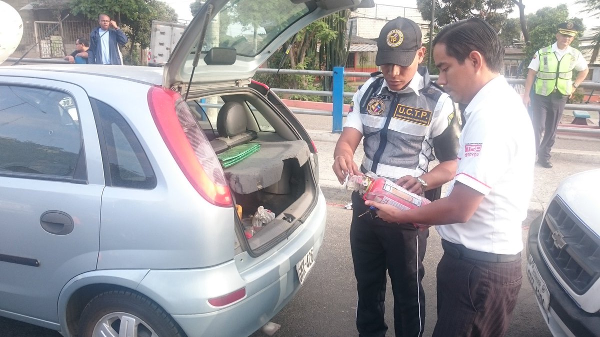 CTEcuador's tweet photo. #Operativocontrol Recuerda revisar la fecha de vencimiento del Extintor en tu vehículo. Trabajamos por tu seguridad https://t.co/AulSbmZL6R