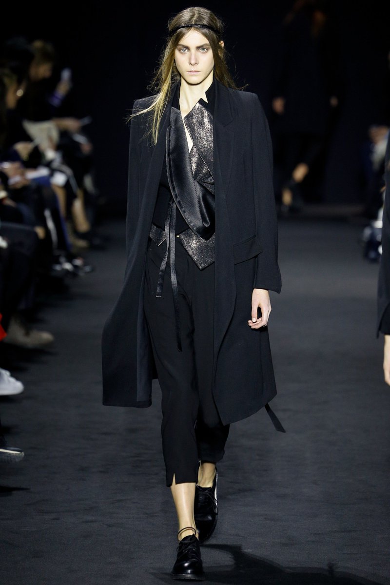 TE_DORE's tweet photo. (ALMOST) TOTAL BLACK
https://t.co/ofowzzudQU
#anndemeulemeester #video #fashion #womenswear #fw20162017 #pfw https://t.co/Ub88y2fmzD