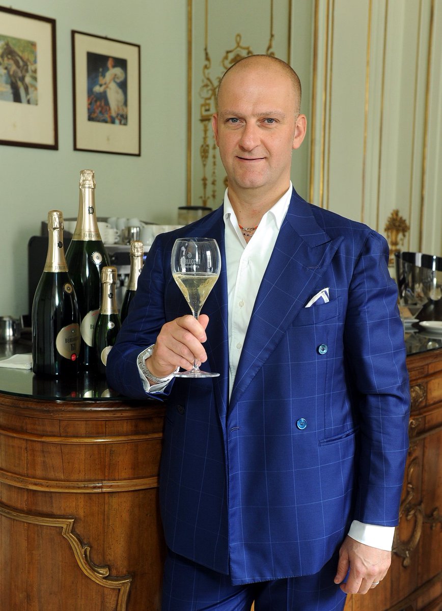 BerlucchiWine's tweet photo. #TinyVices, Giuseppe Santoni toasts w/#Berlucchi61 #Franciacorta @ Palazzo Bocconi  #MFW https://t.co/MwyysLGGiJ