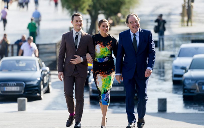 Shailene_Spain's tweet photo. Shailene Woodley  junto a Oliver Stone y Joseph Gordon-Levitt llegando al Photocall en el Festival Internacional de San Sebastián #64SSIFF https://t.co/azfaCNV0Hs