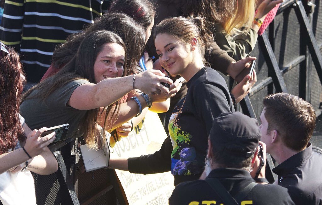 Shailene_Spain's tweet photo. Shailene Woodley haciéndose fotos con los Fans #64SSIFF https://t.co/UmxOzCx7xt